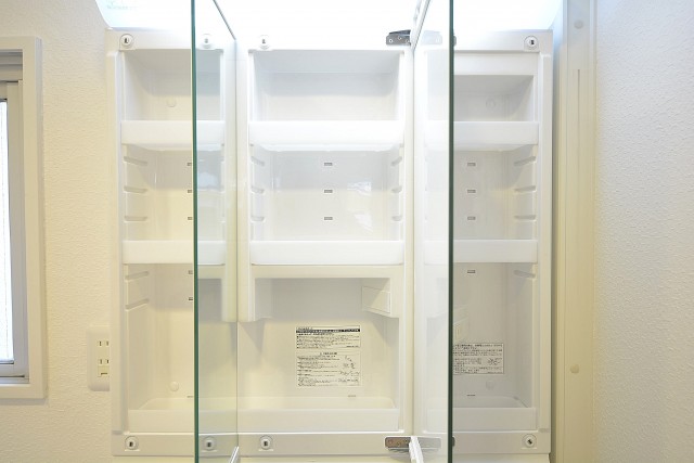 3面鏡の裏は一面収納です♪