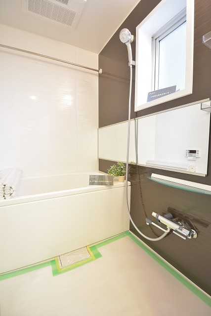 追い焚き機能と浴室乾燥機付きバスルーム