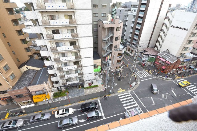 バルコニーの眼下は不忍通り