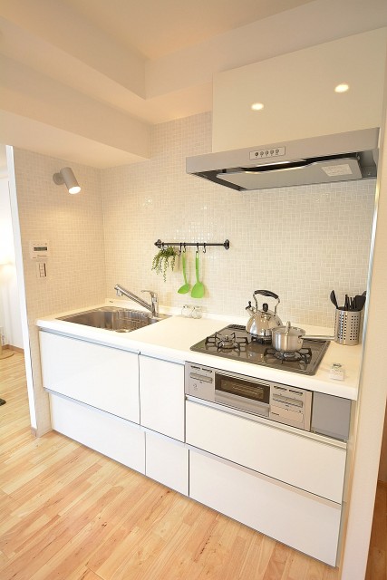 白いシステムキッチン