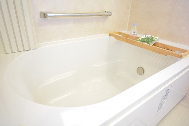 バスタブの横には手すりあります。