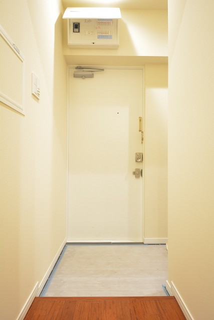 高輪中台マンション　白基調の明るい玄関ホール