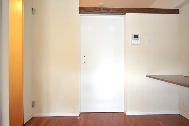 高輪中台マンション　洋室の扉