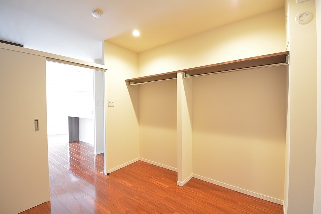 高輪中台マンション 壁面一面にお洋服がかけられます♪