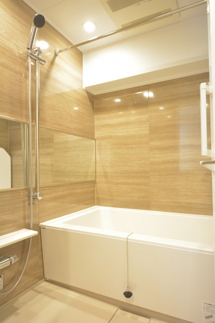 高輪中台マンション　追い焚きと浴室乾燥暖房機付きのバスルーム