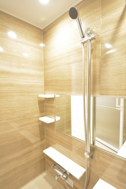 高輪中台マンション 追い焚きと浴室乾燥暖房機付きのバスルーム