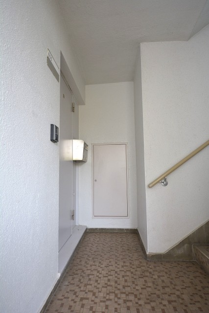 高輪中台マンション 玄関前は階段です。