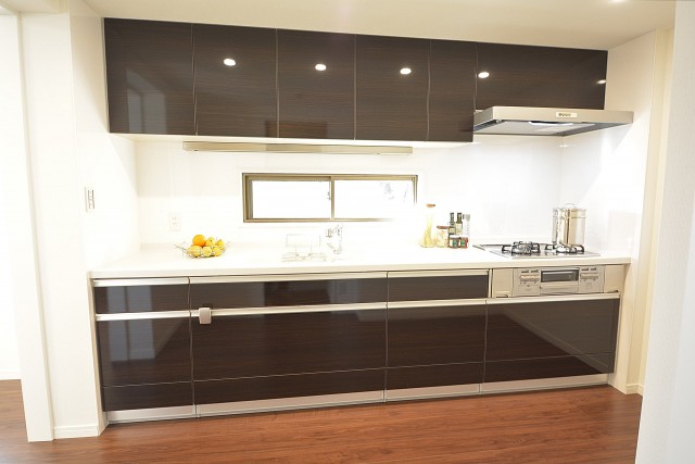 正面に窓があるキッチン