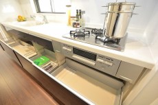 システムキッチンのワークトップは人造大理石♪