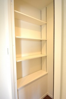 洗濯機置場内の収納棚