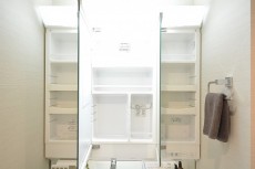 3面鏡の裏は一面収納です。