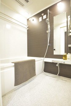 追い焚きと浴室換気乾燥機能付きのバスルーム