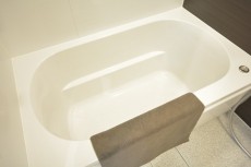 追い焚きと浴室換気乾燥機能付きのバスルーム