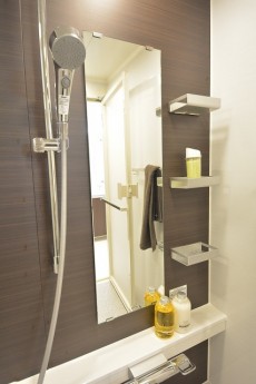 追い焚きと浴室換気乾燥機能付きのバスルーム