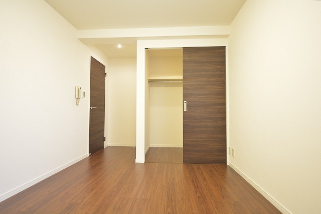 約7.1畳の洋室には収納力バグツンのWICあり！