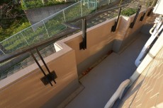 窓の外はサービスバルコニー