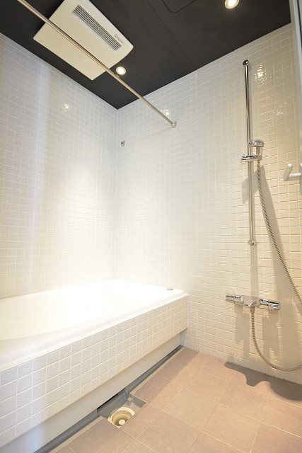 追い焚きと浴室換気乾燥機能付きのバスルーム