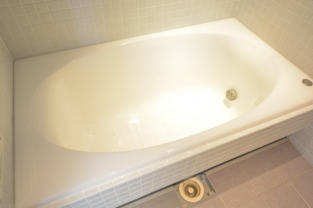 追い焚きと浴室換気乾燥機能付きのバスルーム