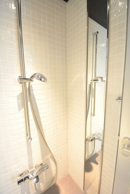 追い焚きと浴室換気乾燥機能付きのバスルーム