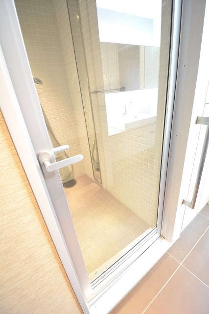 バスルームの扉は透明ガラス。