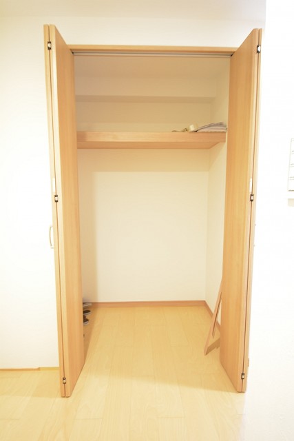 玄関向いにある大型収納