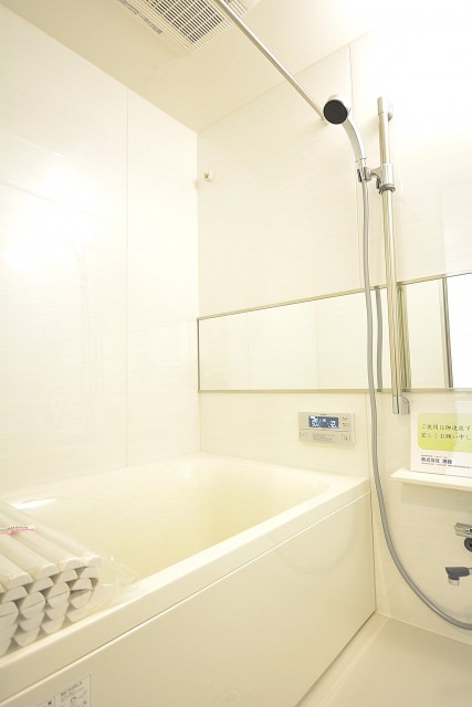 追い焚きと浴室乾燥機能付きのバスルーム