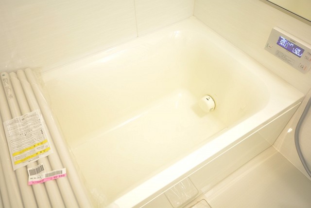 追い焚きと浴室乾燥機能付きのバスルーム