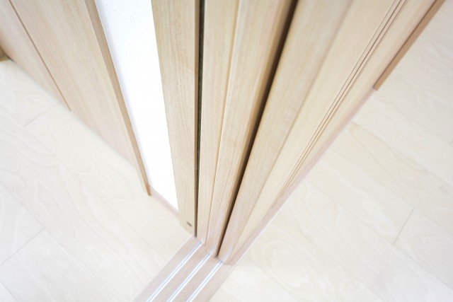 可動式の扉は壁の向こうへしまいこめます