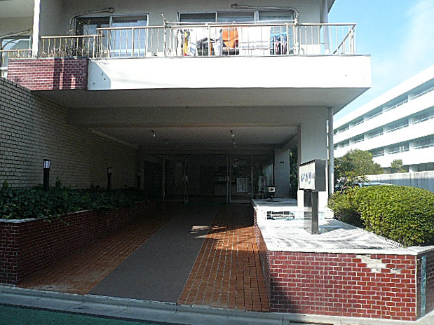 弦巻リハイム　エントランス