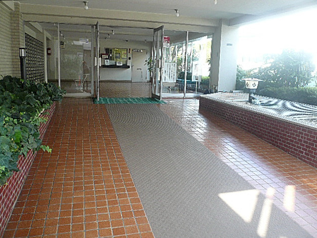 弦巻リハイム　エントランススロープ