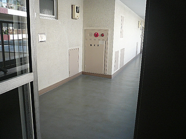 弦巻リハイム　共用部こちらから外廊下