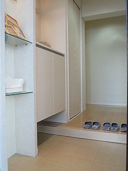 弦巻リハイム　白基調の玄関ホールです。205