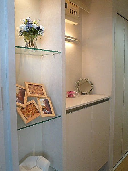 弦巻リハイム　玄関ホールはインテリア充実！205