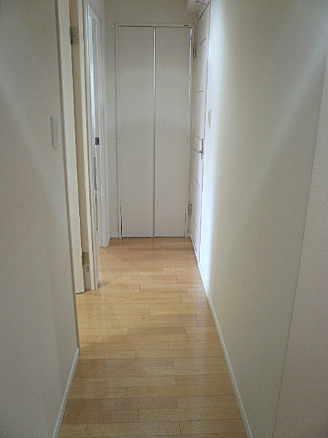 弦巻リハイム　白基調なクロスの廊下205
