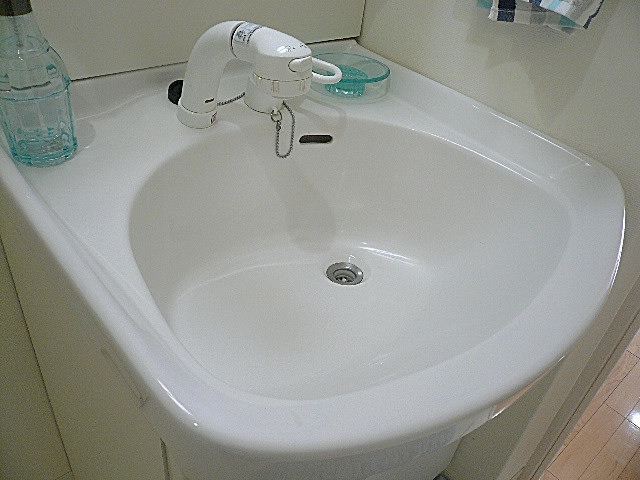 弦巻リハイム　洗面ボウルは深さがあります。205