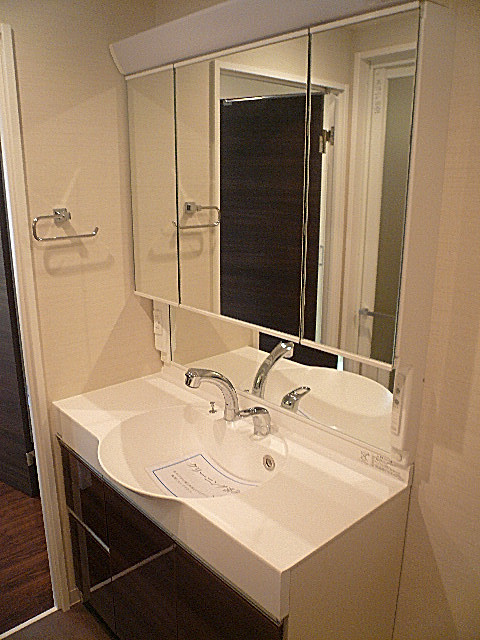 大きなミラーの洗面化粧台