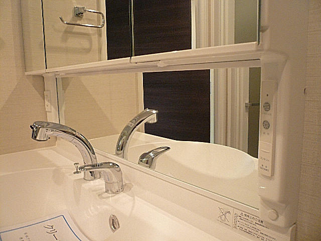 三面鏡の下もミラー