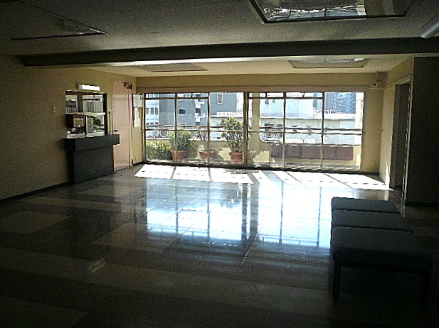 マンション駒場　広々としたエントランス