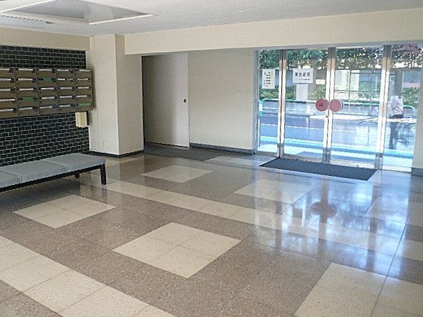 マンション駒場　広々としたエントランス