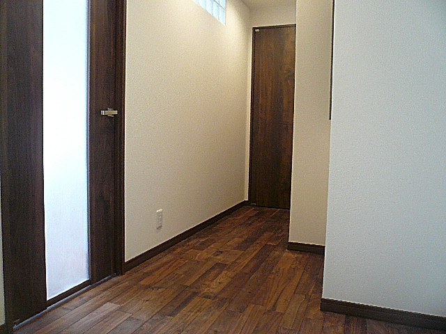 マンション駒場　自然な木目調の廊下