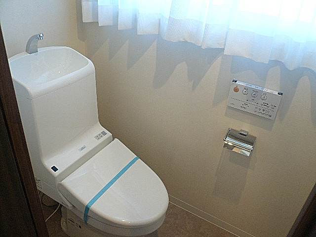 マンション駒場　窓があるウォシュレット付トイレ