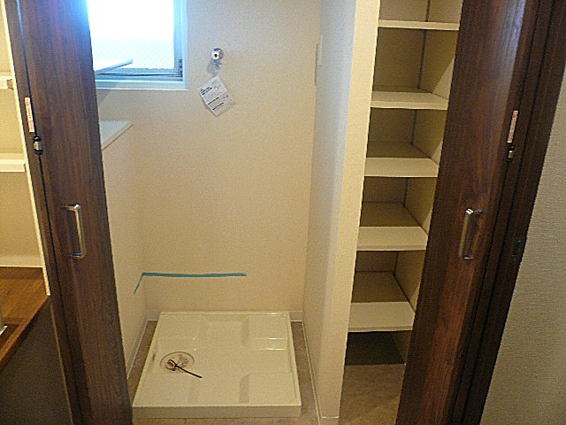 マンション駒場　洗濯機置き場プラス収納棚