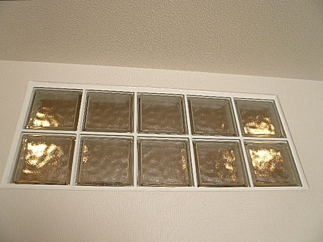 マンション駒場　LDKにあるブロックガラス