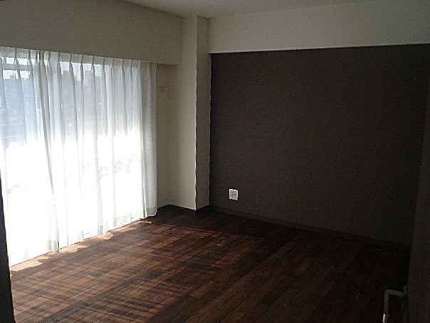 マンション駒場　バルコニーに面している7.1帖の洋室