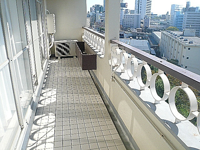 マンション駒場　南向きの広々としたバルコニー
