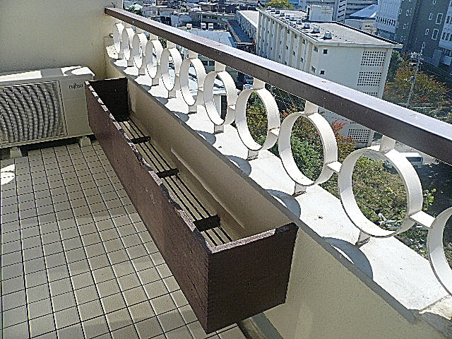 マンション駒場　南向きの広々としたバルコニー