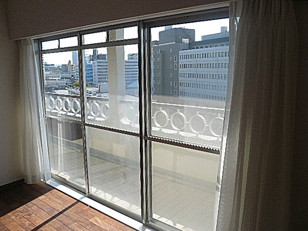 マンション駒場　バルコニーに面している7.1帖の洋室