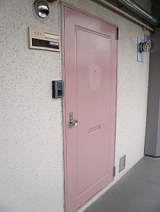 用賀マンション　ピンク色の玄関