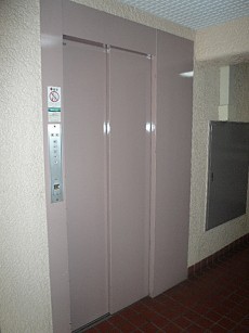 ピンク色のエレベーター