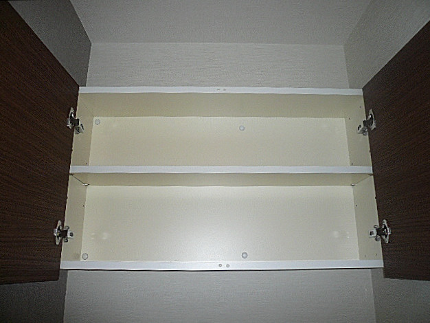 手洗い付きトイレ　上部吊戸棚